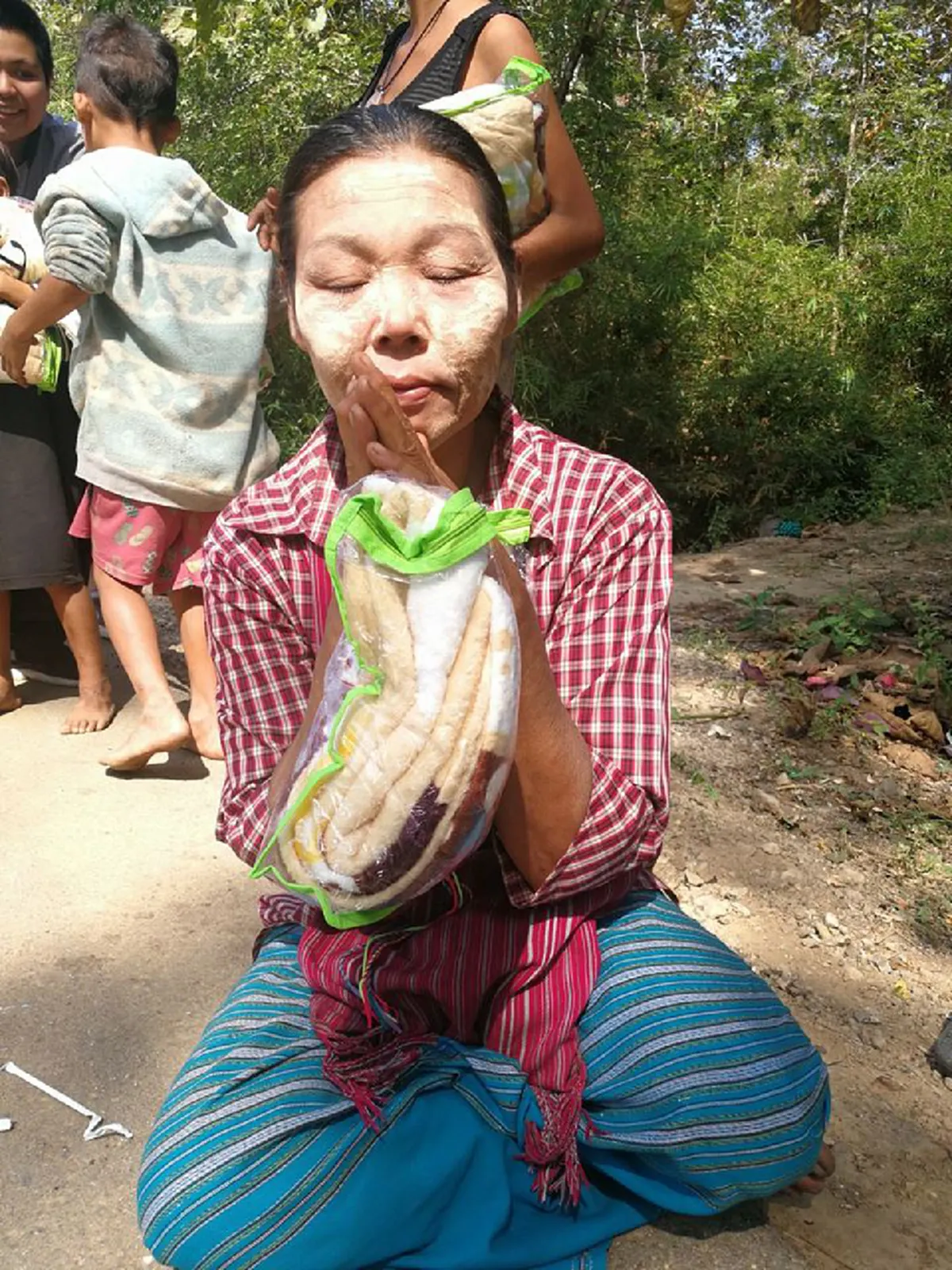 น่าศรัทธาอย่างที่สุด! พระสงฆ์บังเอิญเจอครอบครัวยากจน นั่งขายส้มอยู่ข้างถนน จึงช่วยซื้อส้มทั้งหมด แถมมอบขนม ตุ๊กตา รองเท้า ให้กับเด็กๆ (คลิป)