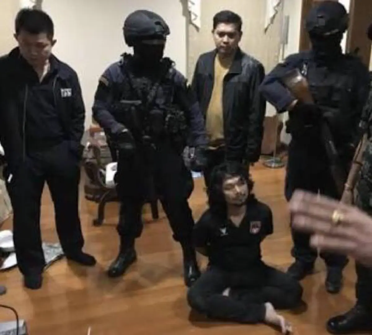 อ้าวๆๆ ถึงผบ.ตร.จนได้!! "เสก โลโซ" ยิงคำถามถึง "พี่แป๊ะ" จับคนยิงปืนขึ้นฟ้าทำเกินเหตุหรือไม่?? อ้างแคปชั่นชวนโดนด่า #เราเป็นพวกเดียวกัน!???