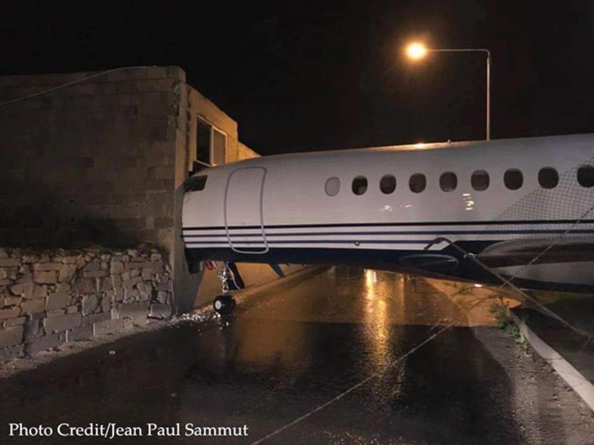 ตะลึงกันทั้งสนามบิน!!! คลื่นลมโหมกระหน่ำแรง พัดเครื่องบินลำใหญ่พุ่งเข้าชนอาคารเป็นรูโหว่เสียหายยับ