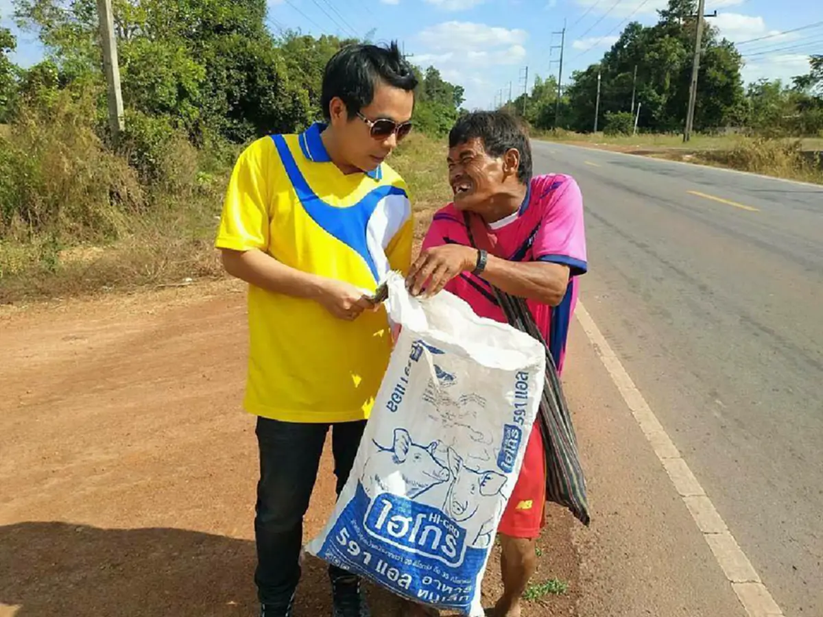 "ลุงเที๊ย" ชายพิการเก็บของเก่าขายดูแลแม่ชราถึงน้ำตาซึม ซึ่งน้ำใจครูหนุ่มนำเงินจากการร้องเพลงเปิดหมวกมอบให้ #สุขภาพแข็งแรงนะลุง (คลิป)