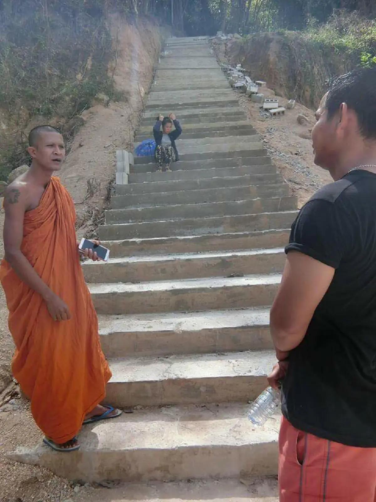 พลังแห่งศรัทธา! ชาวบ้านรวมใจ ช่วยกันขนทรายขนปูนขึ้นบันได 300กว่าขั้น เพื่อสร้างบันไดที่วัดเขาตะแบก (ชมภาพ)