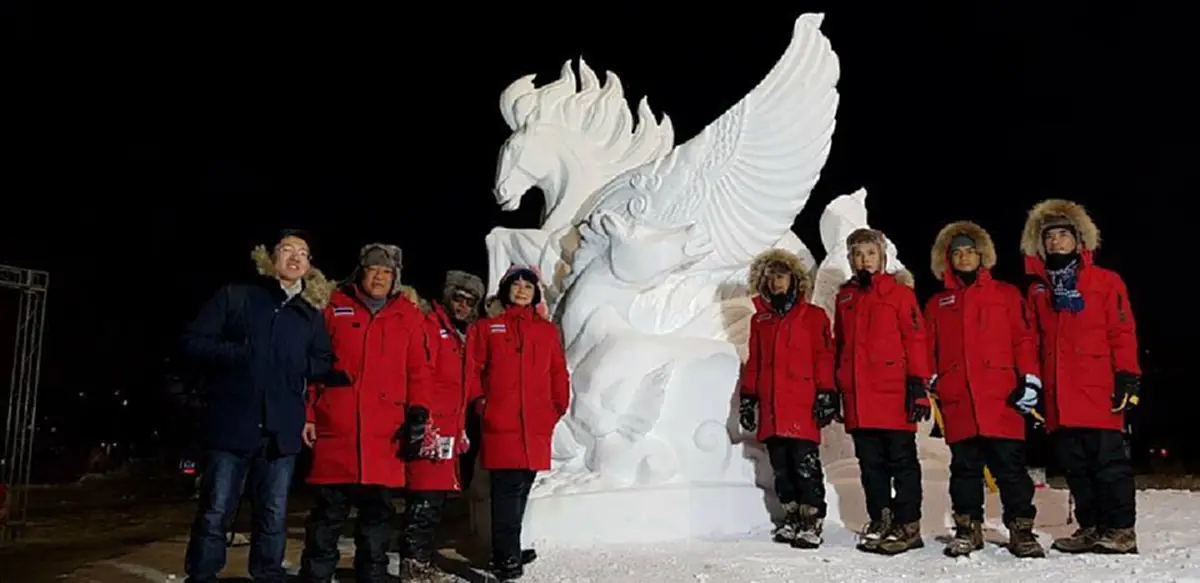 กระหึ่มโลก!! เด็กไทยสุดยอด คว้ารางวัลชนะเลิศการแข่งขันแกะสลักหิมะนานาชาติ ณ ประเทศจีน และเป็นแชมป์สมัยที่9 ของประเทศไทย (คลิป)