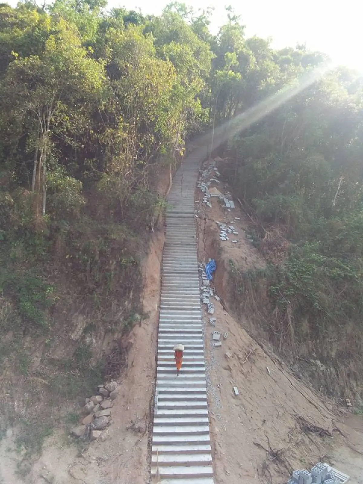 พลังแห่งศรัทธา! ชาวบ้านรวมใจ ช่วยกันขนทรายขนปูนขึ้นบันได 300กว่าขั้น เพื่อสร้างบันไดที่วัดเขาตะแบก (ชมภาพ)