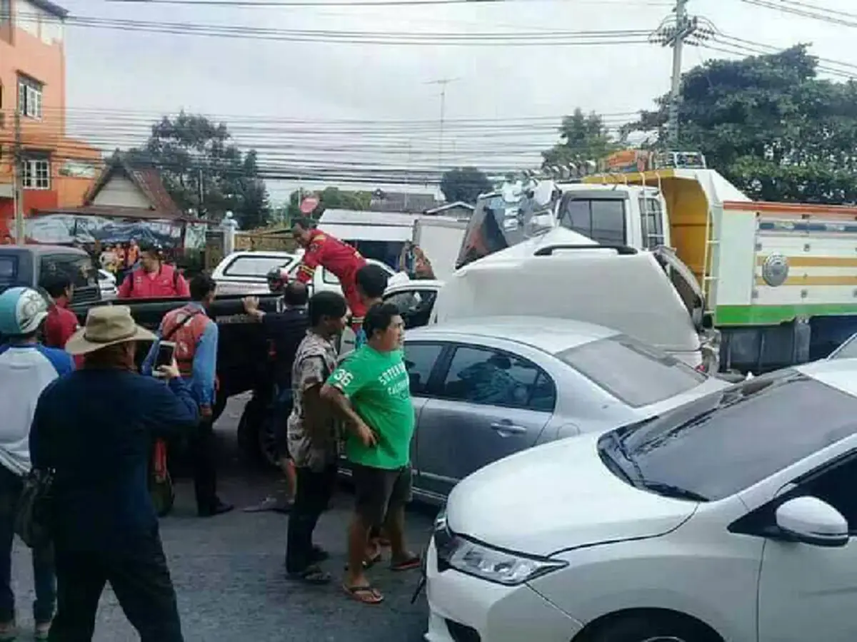 วินาศสันตะโร!!รถบรรทุก เบรกแตก กวาดรวด 9 คัน เคราะห์ดีไม่มีผู้เสียชีวิต (รายละเอียด)