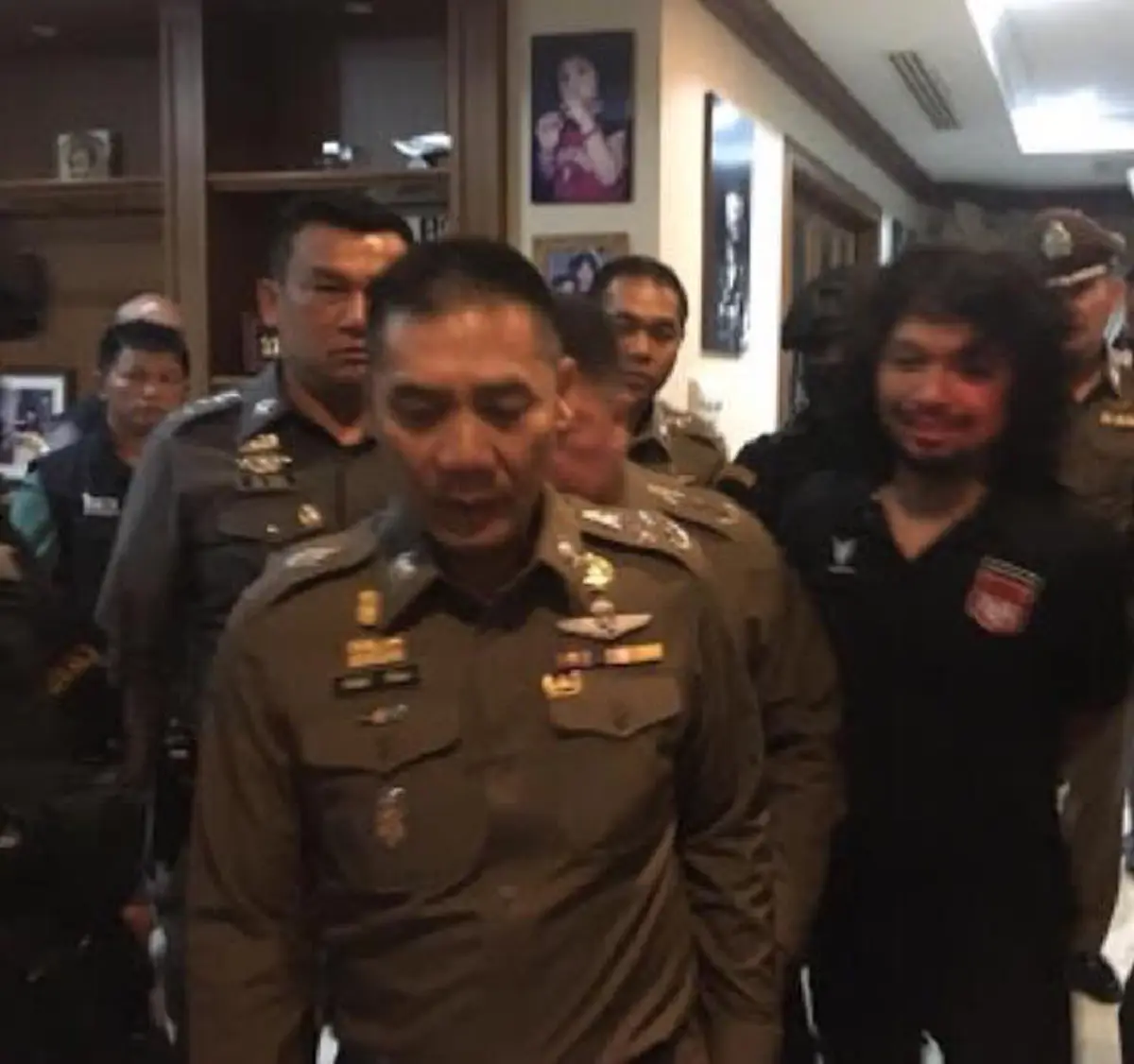 อ้าวๆๆ ถึงผบ.ตร.จนได้!! "เสก โลโซ" ยิงคำถามถึง "พี่แป๊ะ" จับคนยิงปืนขึ้นฟ้าทำเกินเหตุหรือไม่?? อ้างแคปชั่นชวนโดนด่า #เราเป็นพวกเดียวกัน!???