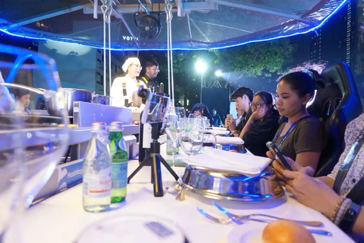 สัมผัสใหม่แห่งการกิน !!! "ดินเนอร์ อินเดอะสกาย" ประสบการณ์ดินเนอร์ลอยฟ้ากับมื้ออาหารสุดหรูระดับ 5 ดาว !? (คลิป)