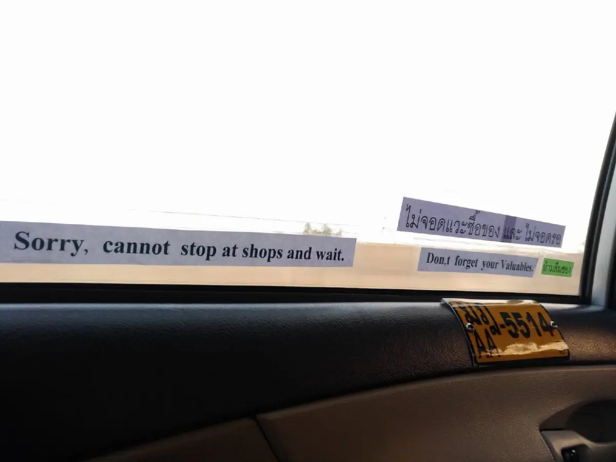 แห่แชร์กันทั้งโซเชียล !! "หนุ่ม"เลิกงาน โบก"แท็กซี่"กลับบ้าน! ขึ้นรถมาเจอป้ายเตือนต่างๆ ลั่น! ไม่กล้าแม้แต่จะขยับตัว..ไม่กล้าหายใจดัง !! (ชม