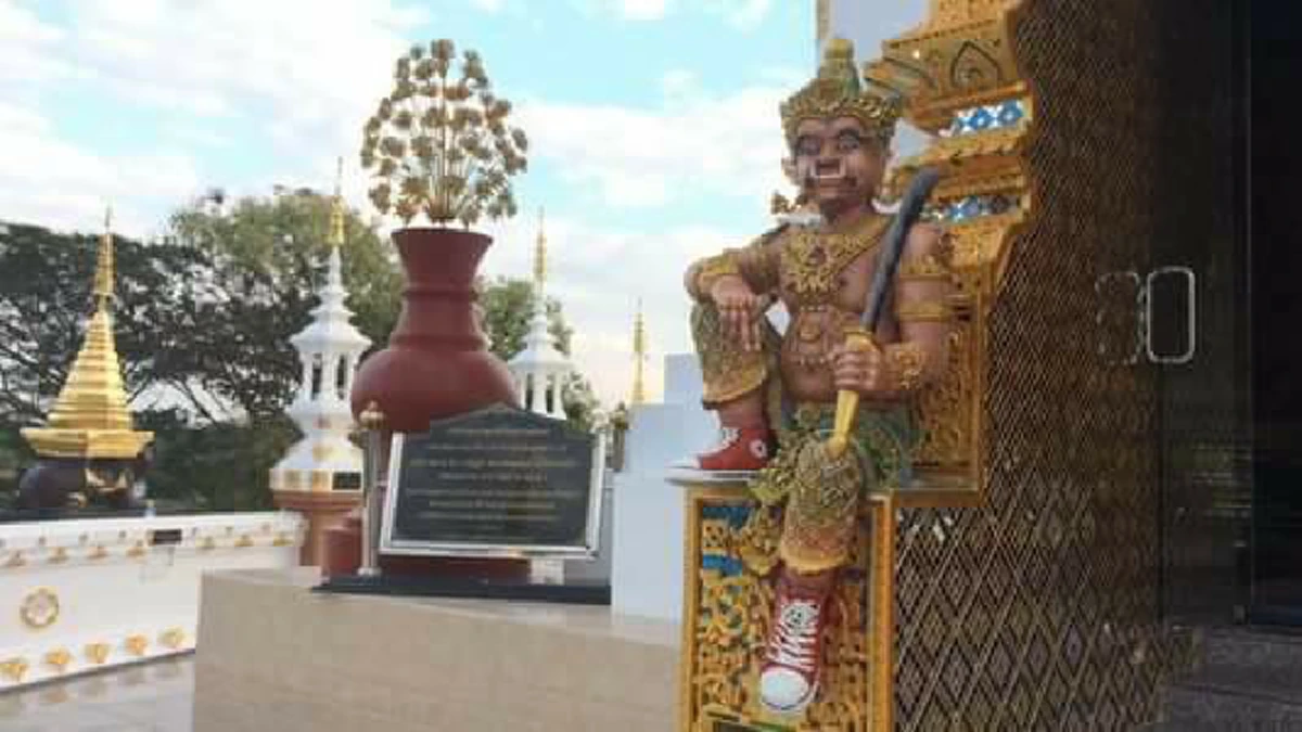 วิจารณ์สนั่นโซเชียล! รูปปั้นยักษ์ 2 ตน ใส่รองเท้าผ้าใบสีแดง - ทำมือบอกรักไอเลิฟยู ที่วัดในจังหวัดเชียงใหม่! (ชมภาพ)