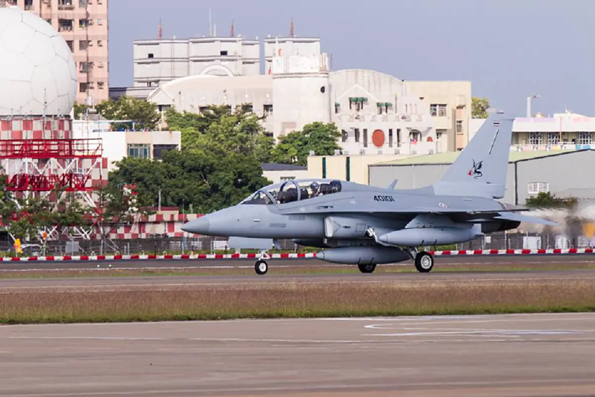 เผยโฉม T-50 TH จากเกาหลีใต้ ส่งถึงไทย วันที่ 11 ม.ค. นี้แน่นอน  พบท่าอากาศยานเกาสง เผยแพร่ภาพ คลิป ขณะแวะพักที่ไต้หวัน (ภาพ คลิป)