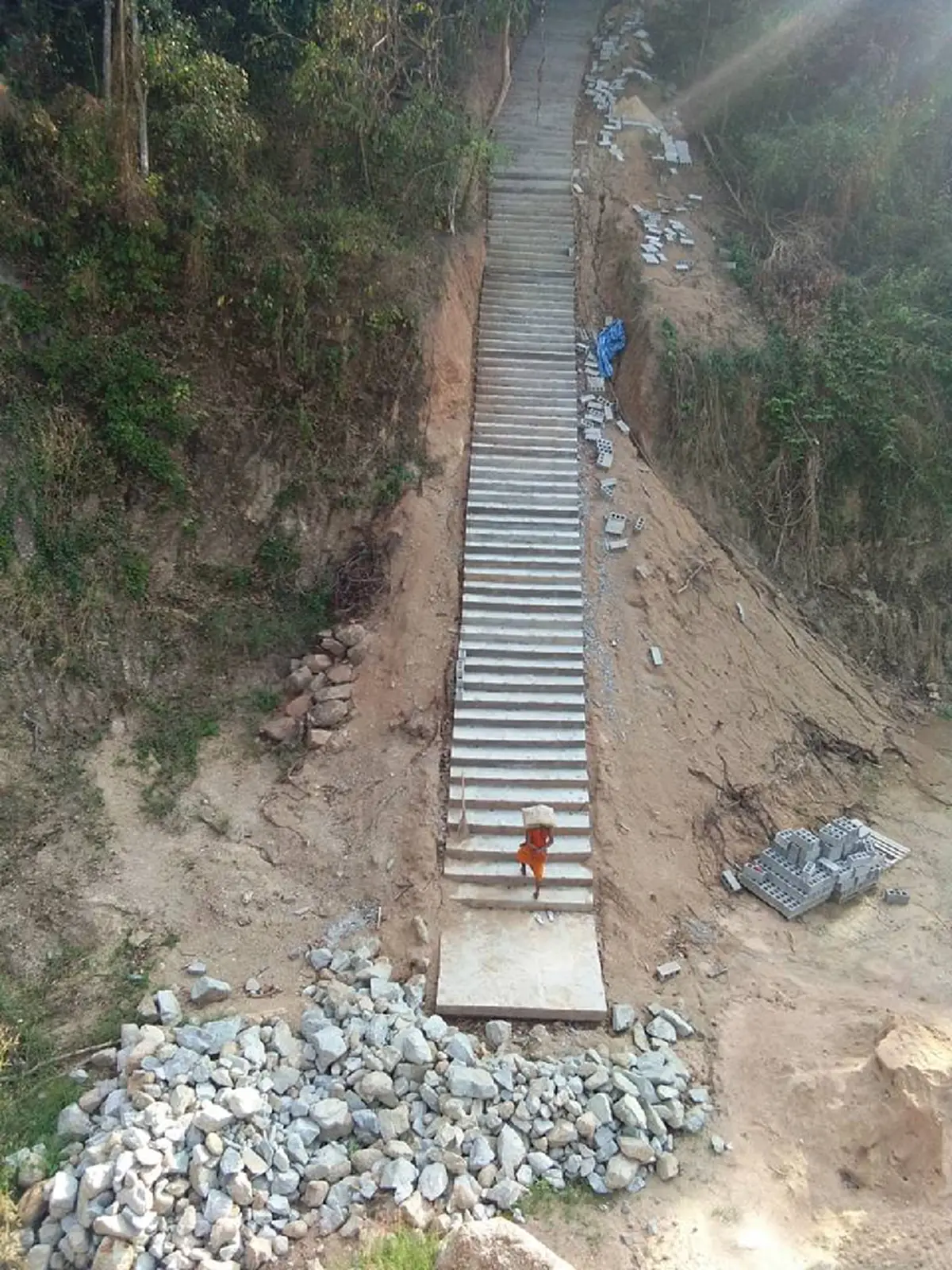 พลังแห่งศรัทธา! ชาวบ้านรวมใจ ช่วยกันขนทรายขนปูนขึ้นบันได 300กว่าขั้น เพื่อสร้างบันไดที่วัดเขาตะแบก (ชมภาพ)