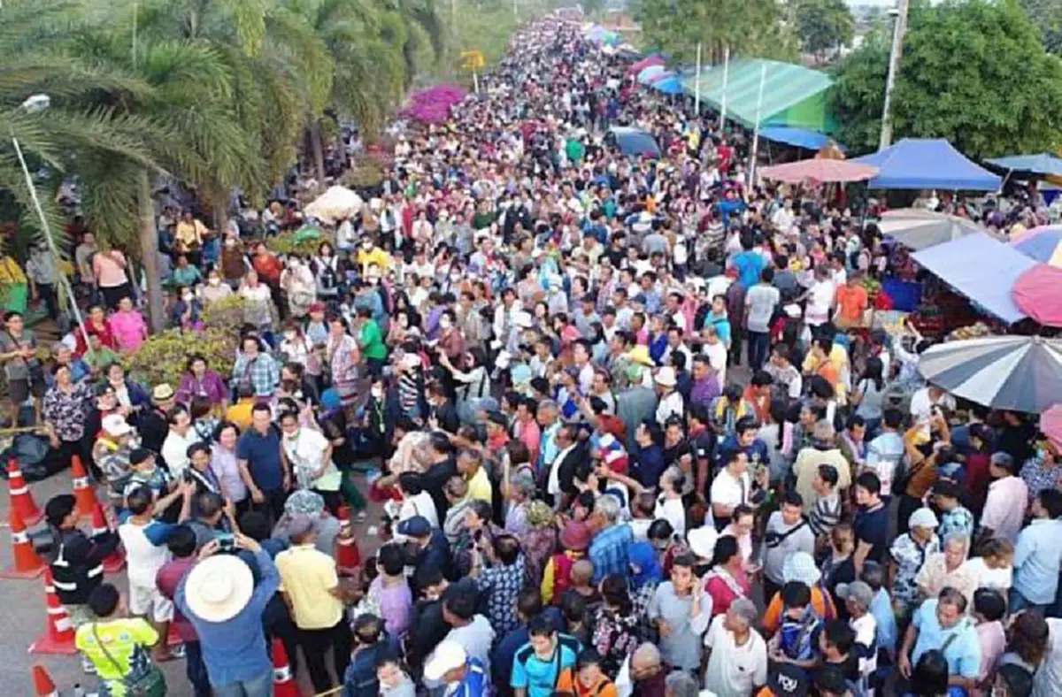 ผู้ป่วยและญาติแห่รับยา "หมอแสง" เดือดปราจีนบุรี !!! ล่าสุด...เยอะมากขนาดห้องพักเต็มเอียด...รอคิวข้ามจังหวัด !!!