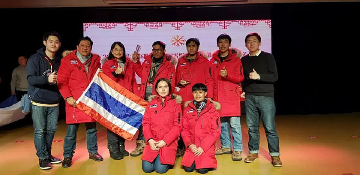 กระหึ่มโลก!! เด็กไทยสุดยอด คว้ารางวัลชนะเลิศการแข่งขันแกะสลักหิมะนานาชาติ ณ ประเทศจีน และเป็นแชมป์สมัยที่9 ของประเทศไทย (คลิป)