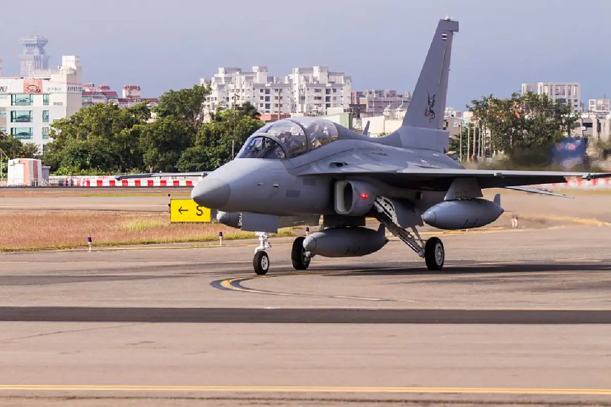 เผยโฉม T-50 TH จากเกาหลีใต้ ส่งถึงไทย วันที่ 11 ม.ค. นี้แน่นอน  พบท่าอากาศยานเกาสง เผยแพร่ภาพ คลิป ขณะแวะพักที่ไต้หวัน (ภาพ คลิป)