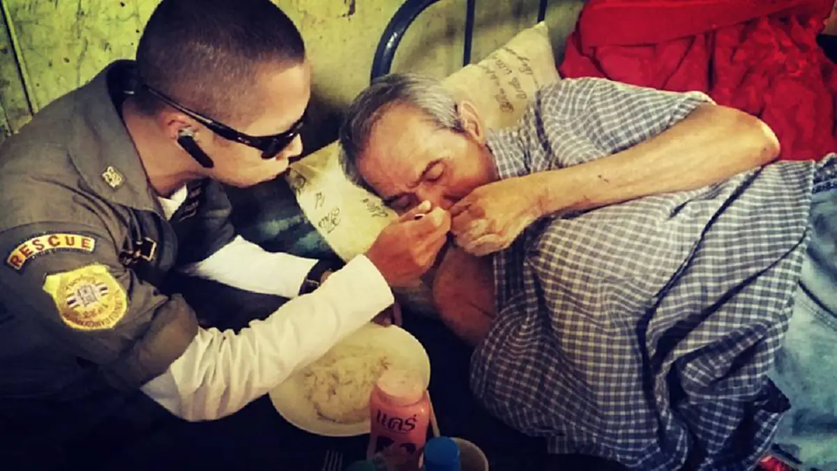 เวลาของพ่อเหลือน้อยลงเรื่อยๆ!!! ชายชราป่วยอัมพาต อาศัยเดียวดายในบ้านไม้เก่าๆ  เฝ้ารอลูกชายหายหน้าไปนาน เศร้าหนักยกหูโทรหาลูก..กลับไม่ใยดี