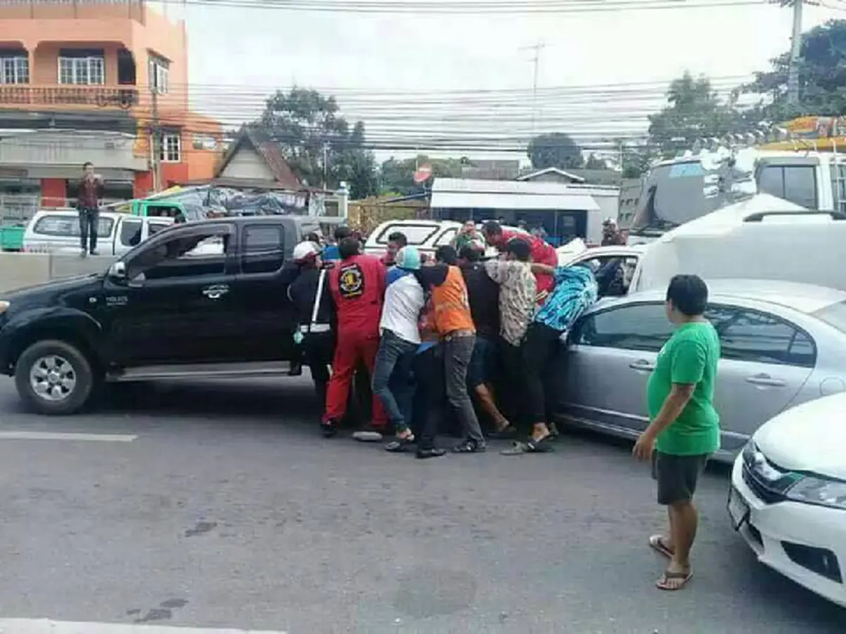 วินาศสันตะโร!!รถบรรทุก เบรกแตก กวาดรวด 9 คัน เคราะห์ดีไม่มีผู้เสียชีวิต (รายละเอียด)