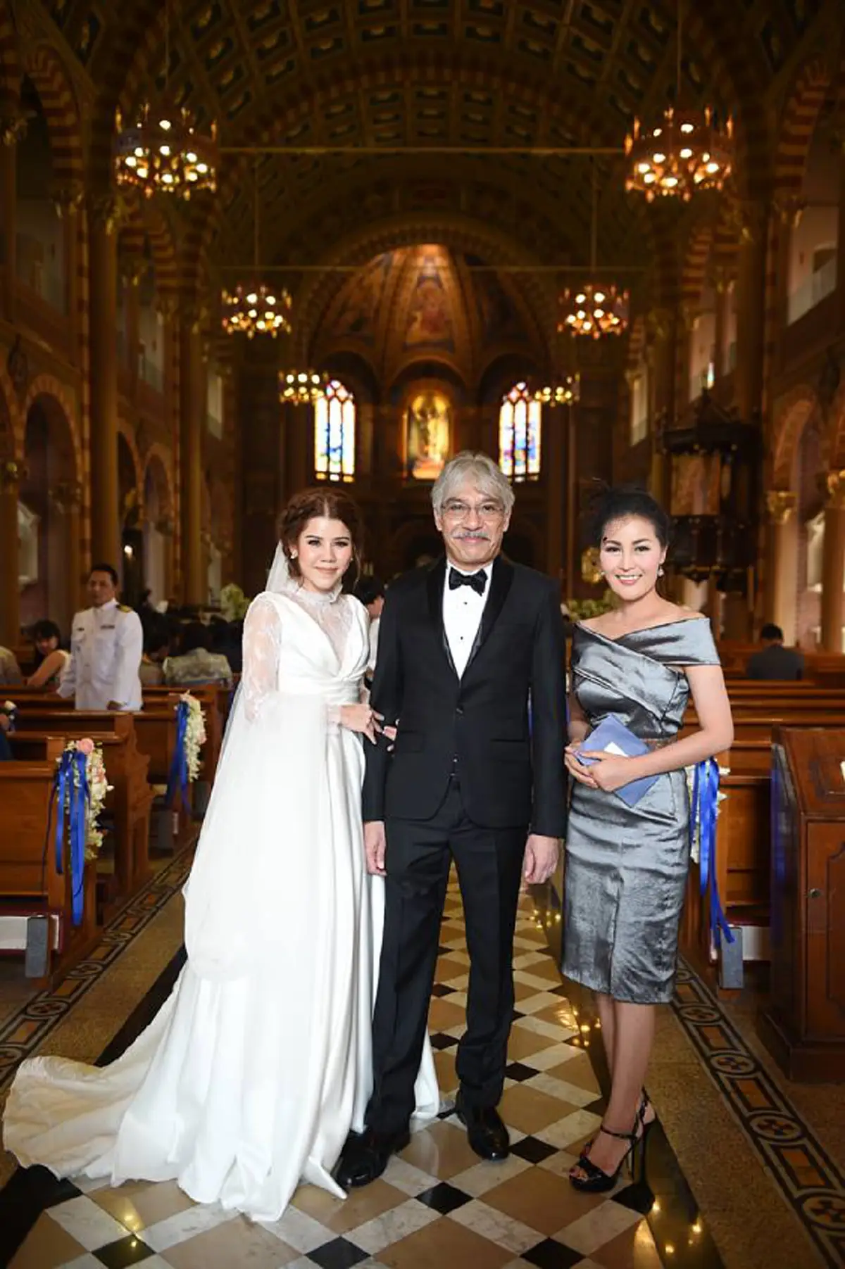 **วิวาห์หวานอีกคู่ !!! "กริช ทอมมัส" ควงแขนแฟนสาวรุ่นลูก "น้องอาลิส" จัดพิธีมงคลสมรสแบบหวานชื่น ! งานนี้ทำเอาชาวเน็ตอิจฉากันถ้วนหน้า