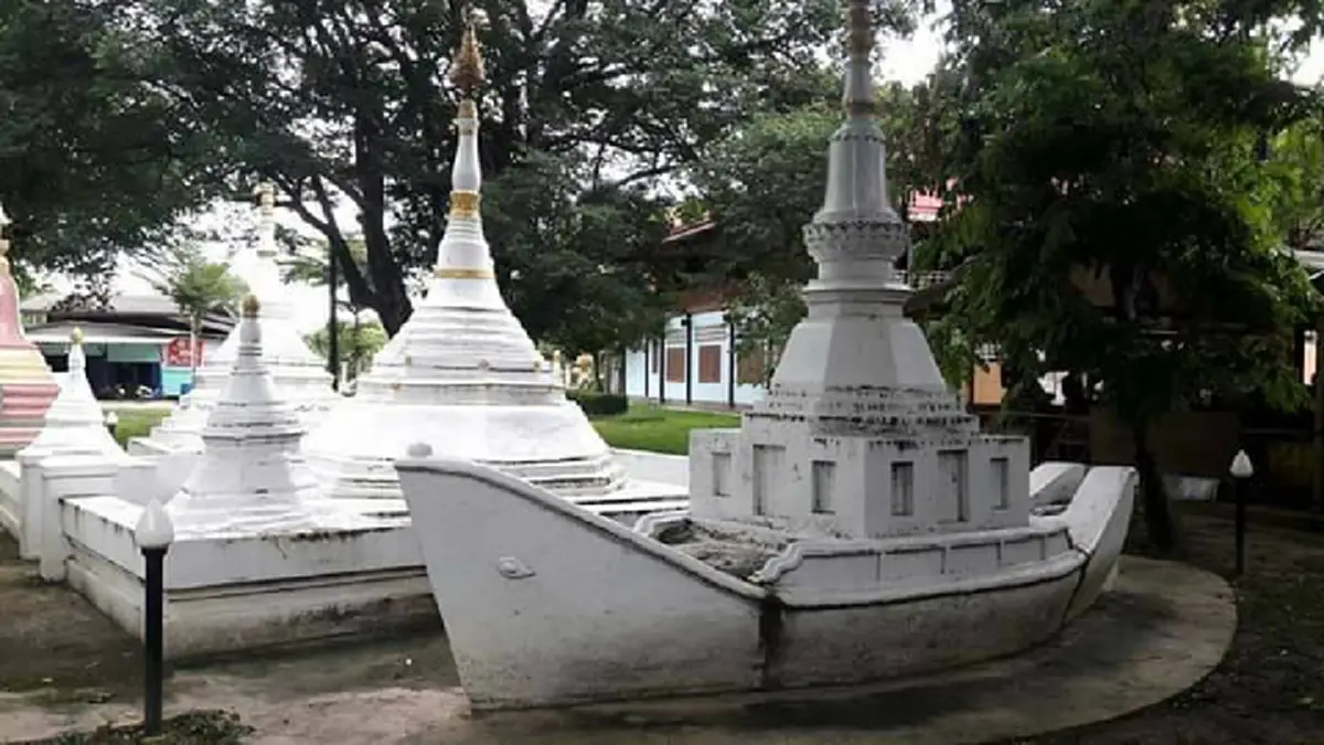 หายคาใจ!! ทำไม "สำเภาเรือ" จึงเป็นเอกลักษณ์คู่วัดมอญ เปิดตำนาน "อุบาสกคู่แรกของโลก" ผู้ได้เข้าเฝ้าพระพุทธเจ้าหลังจากตรัสรู้ !!