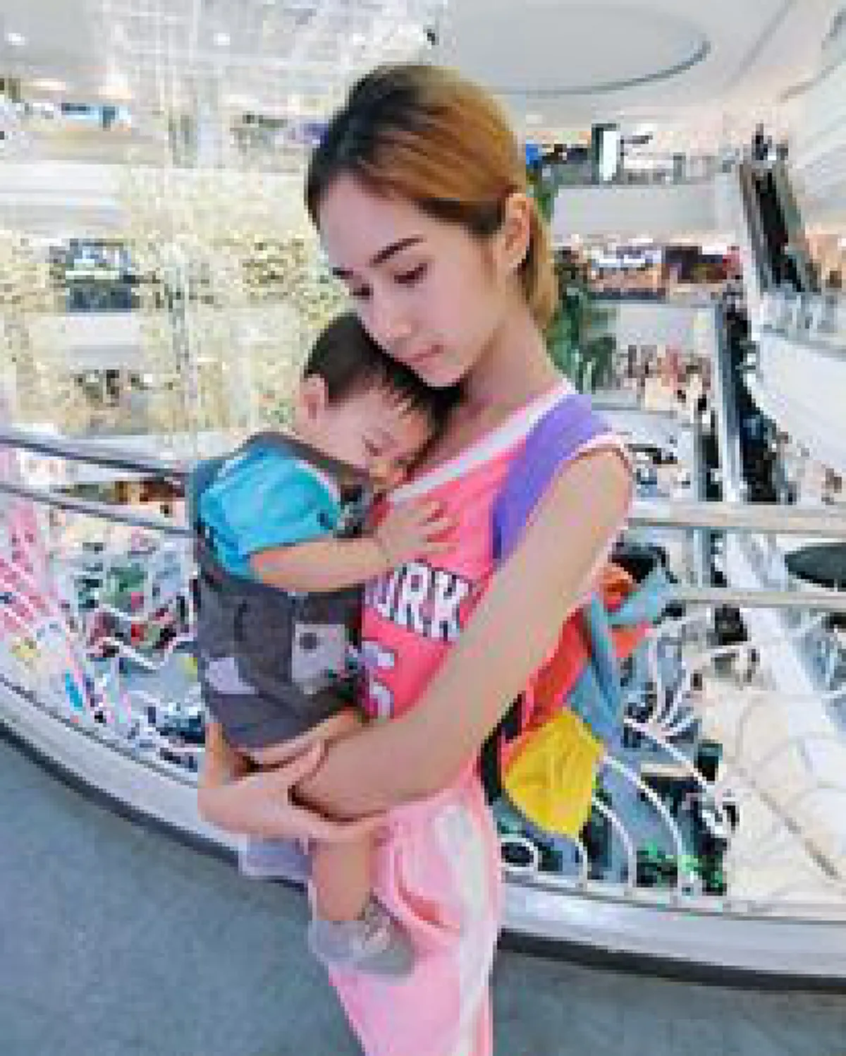 **จำได้หรือเปล่า ??? "น้องถุงแป้ง" คุณแม่วัยใสชั้นม.ปลาย ที่เคยโด่งดังเป็นพลุแตก ! ล่าสุดชีวิตเปลี่ยนไปมากหลังจากเข้าเรียนมหาวิทยาลัย ?(ภาพ)