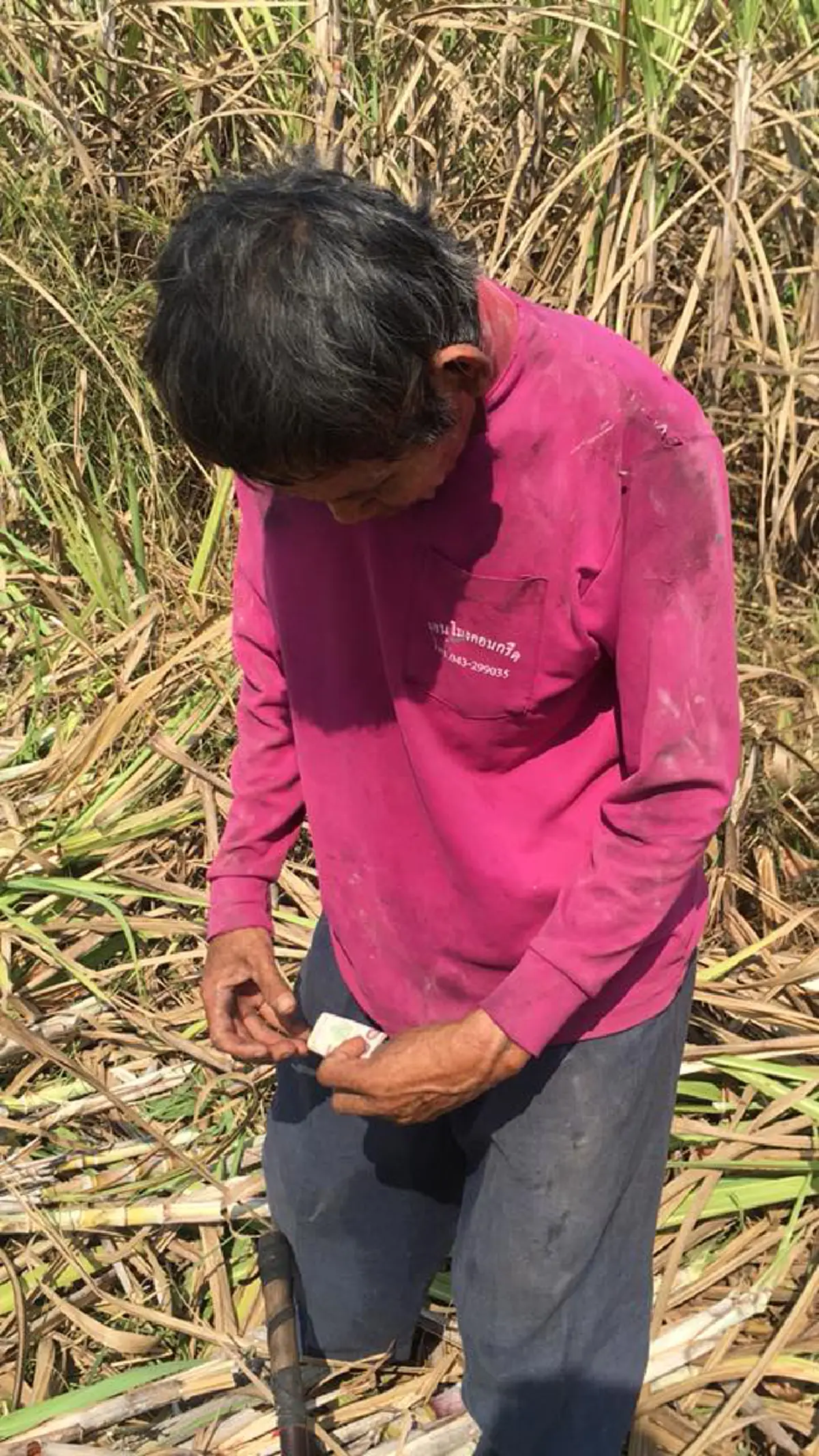 สุดน่าสงสาร! คุณลุงร่างกายไม่แข็งแรง ทุ่มเททำงานสุดความสามารถด้วยพลังทั้งหมดที่มี ตากแดดร้อนๆทั้งวัน เพื่อเงินเพียงแค่ 20 บาท! (คลิป)