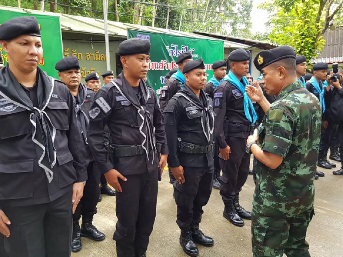 เรียบง่าย..น่าชื่นชม!! "ผบ.ทบ."ใช้เวลาว่างวันหยุด ขึ้นเครื่องบิน"โลว์คอสต์" เเบบเงียบๆ!! ลงพื้นที่เเก้ปัญหา"ชายเเดนใต้" (ชมภาพ)