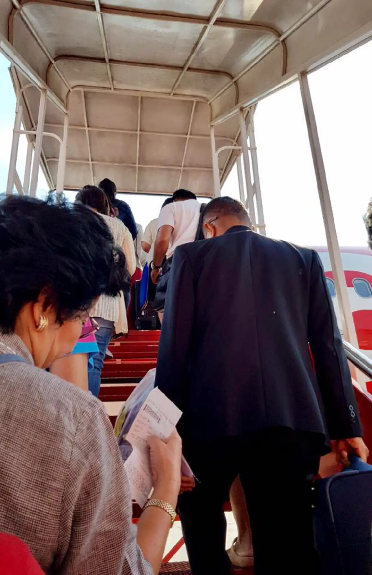 เรียบง่าย..น่าชื่นชม!! "ผบ.ทบ."ใช้เวลาว่างวันหยุด ขึ้นเครื่องบิน"โลว์คอสต์" เเบบเงียบๆ!! ลงพื้นที่เเก้ปัญหา"ชายเเดนใต้" (ชมภาพ)