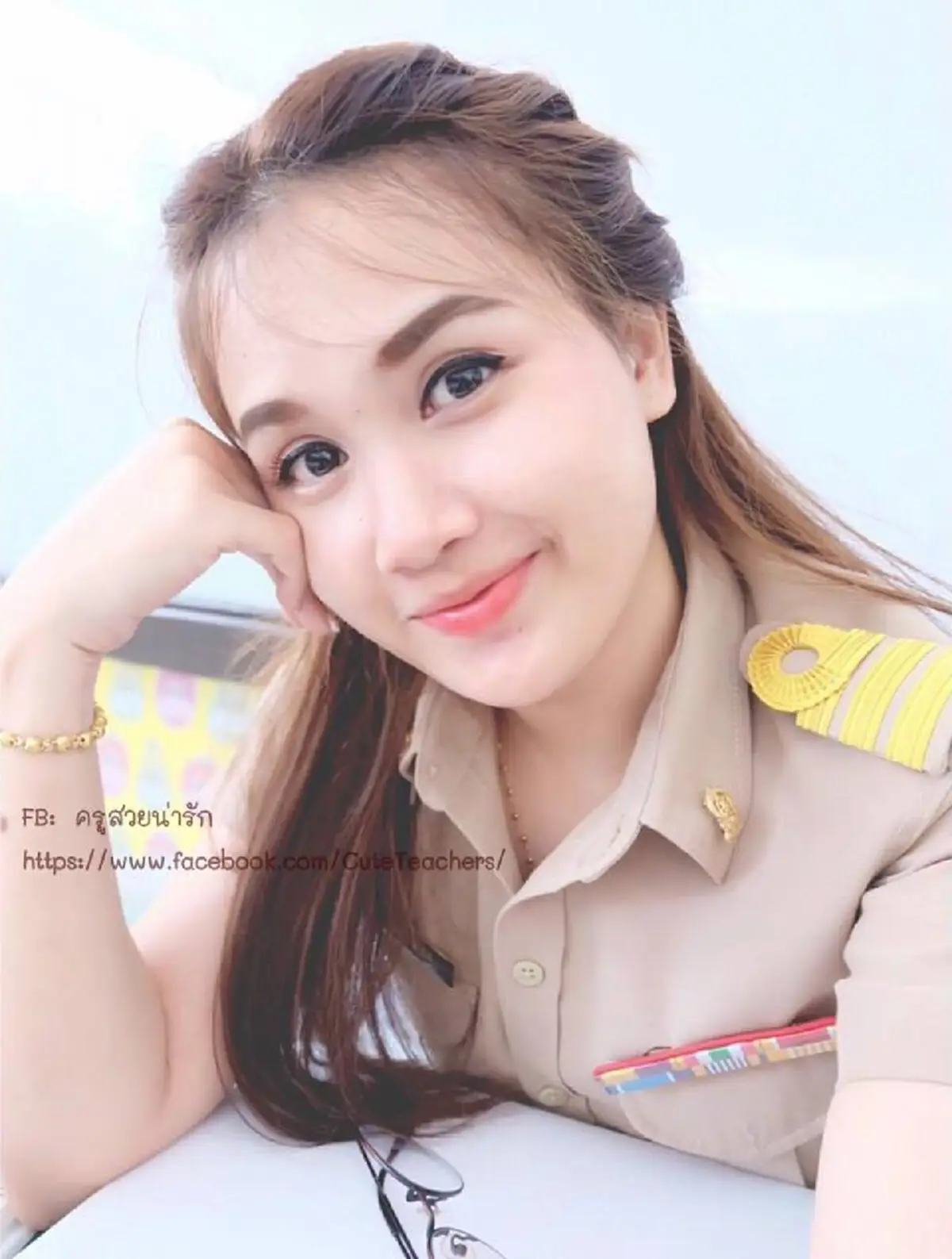 แชร์สนั่นโซเชียล! ต้อนรับ "วันครู" ปี 2561 กับ 20 ภาพ ครูสาวสุดน่ารัก