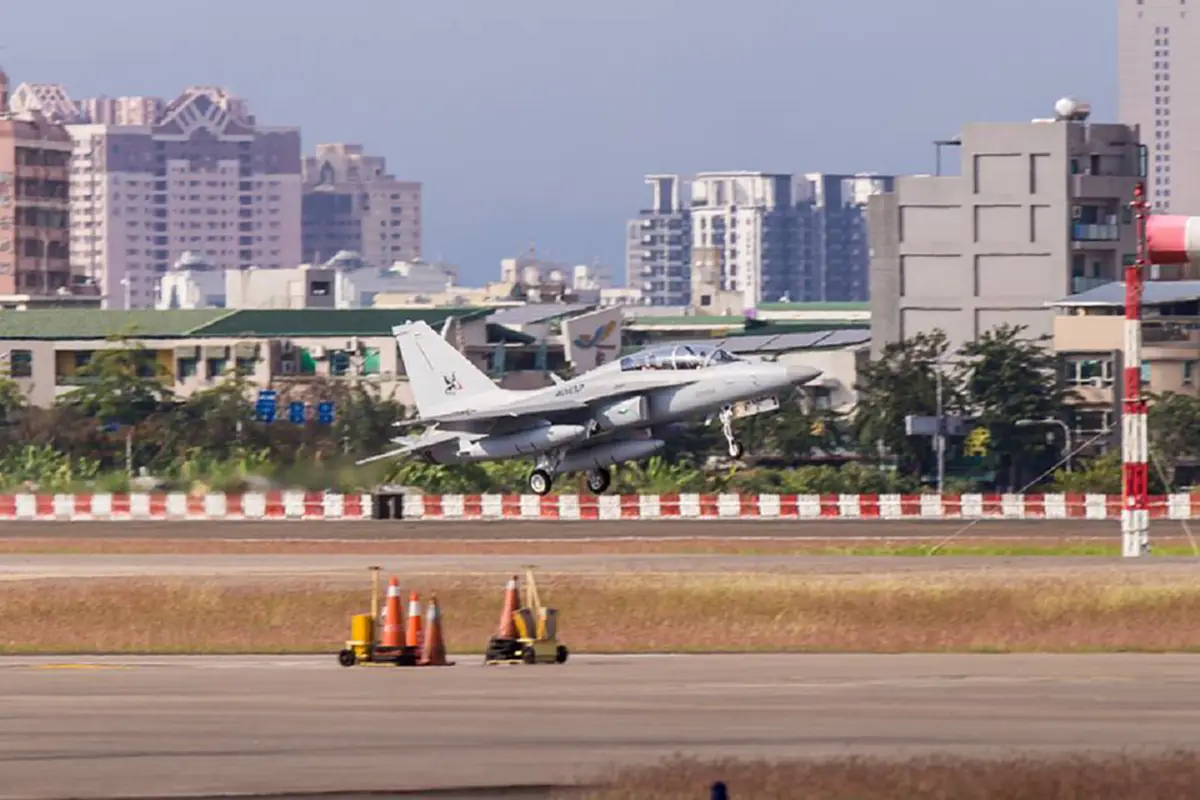 เผยโฉม T-50 TH จากเกาหลีใต้ ส่งถึงไทย วันที่ 11 ม.ค. นี้แน่นอน  พบท่าอากาศยานเกาสง เผยแพร่ภาพ คลิป ขณะแวะพักที่ไต้หวัน (ภาพ คลิป)