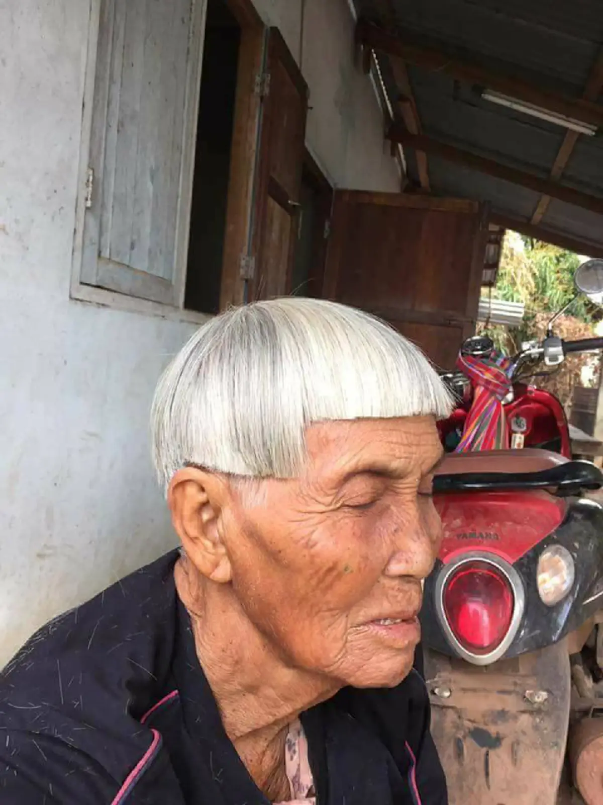 #โอ๊ยตะลึงตาค้าง!! ลูกชายตัดผมให้แม่ "ทรงม้าเต่อ ยกสูงเก๋ๆ" ผลลัพธ์ที่ได้ พีคเกินคาด ขำกรามแทบค้าง !! (ชมคลิป)