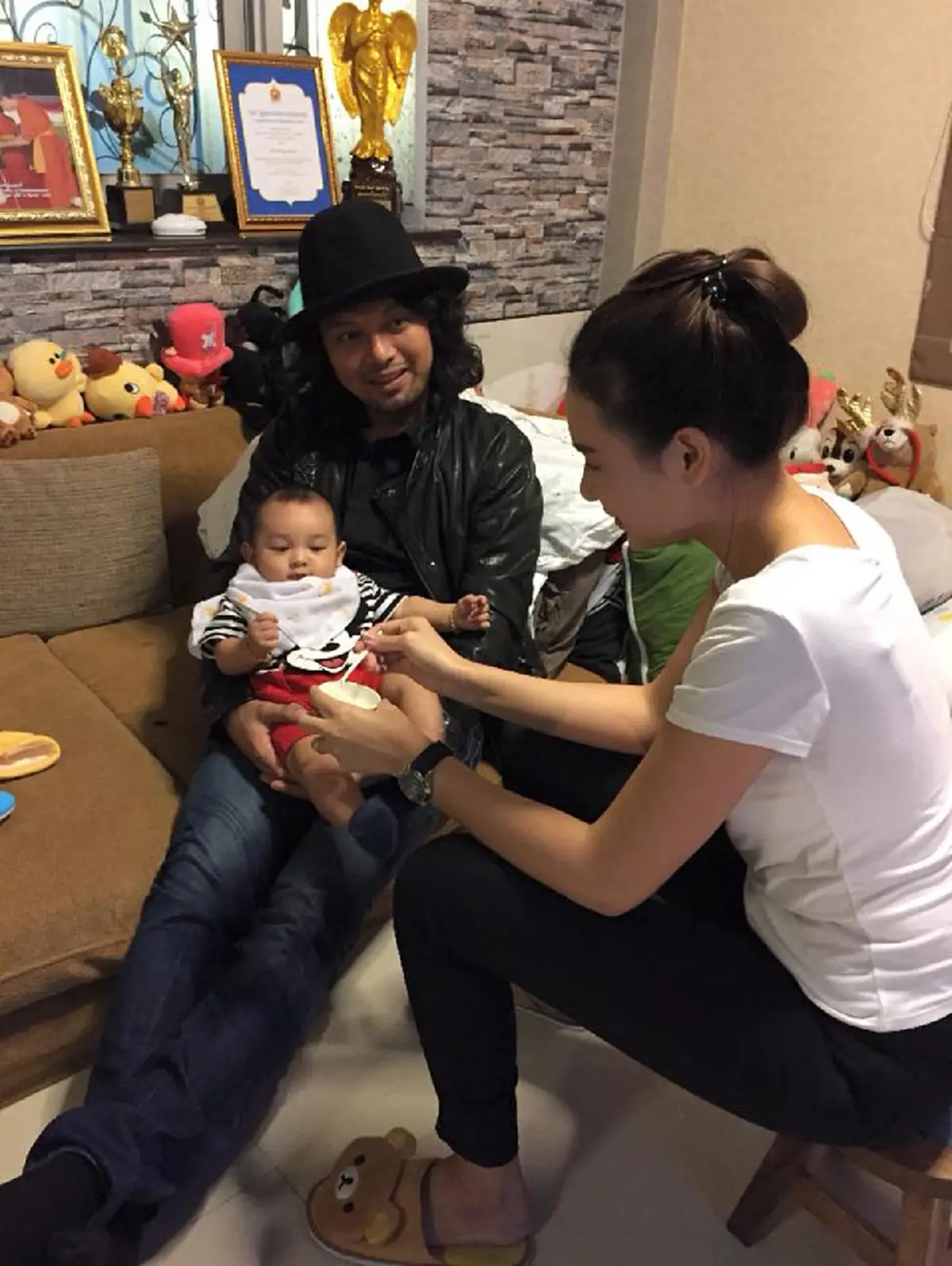 มุมอบอุ่นก็มีนะ!"เสก โลโซ"โพสต์ภาพอุ้ม"น้องลีออง"เเต่เเฟนๆกับโฟกัสสายตาร็อกเกอร์หนุ่มที่มอง"แซนวิช ปภาดา"ก่อนคอมเมนท์รัวๆเฟซบุ๊กเเทบเเตก!