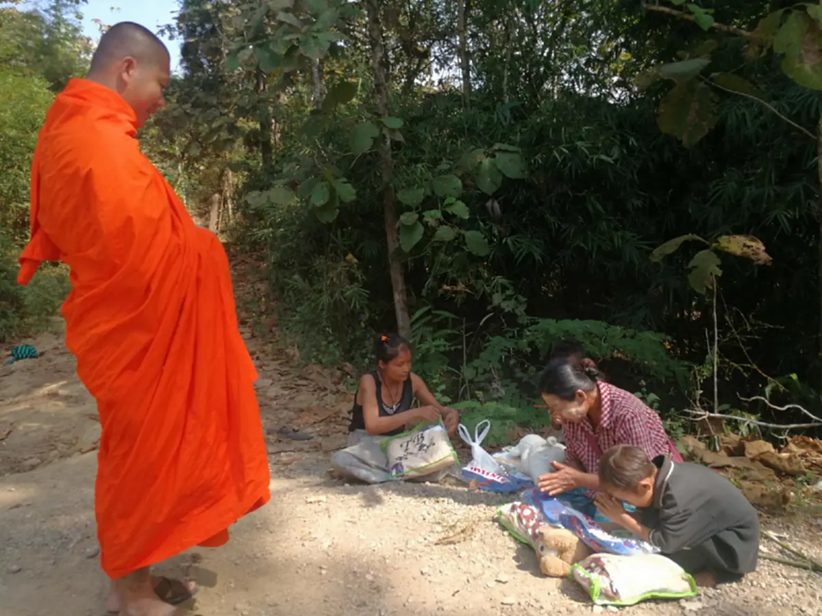 น่าศรัทธาอย่างที่สุด! พระสงฆ์บังเอิญเจอครอบครัวยากจน นั่งขายส้มอยู่ข้างถนน จึงช่วยซื้อส้มทั้งหมด แถมมอบขนม ตุ๊กตา รองเท้า ให้กับเด็กๆ (คลิป)