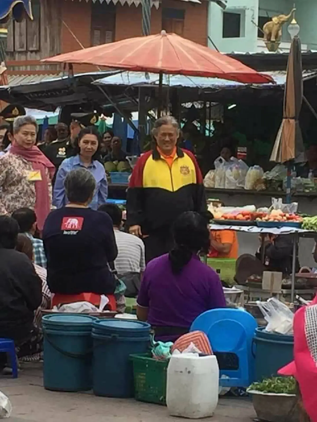 "ความเรียบง่าย ของเจ้าฟ้าแห่งปวงชน"   สมเด็จพระเทพฯ  ทรงเสด็จเดินตลาด ใช้ชีวิตเยี่ยงสามัญชน สร้างความปลื้มปีติในพระจริยวัตรอันเรียบง่าย.