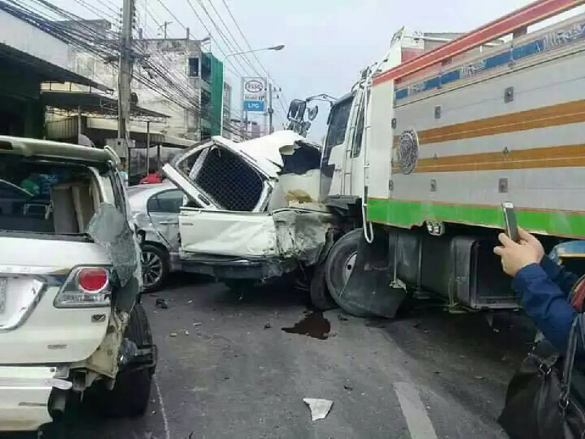 วินาศสันตะโร!!รถบรรทุก เบรกแตก กวาดรวด 9 คัน เคราะห์ดีไม่มีผู้เสียชีวิต (รายละเอียด)