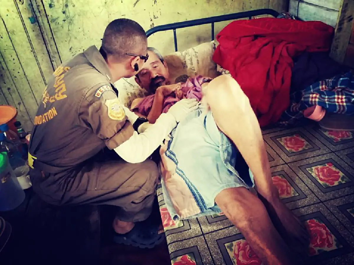 เวลาของพ่อเหลือน้อยลงเรื่อยๆ!!! ชายชราป่วยอัมพาต อาศัยเดียวดายในบ้านไม้เก่าๆ  เฝ้ารอลูกชายหายหน้าไปนาน เศร้าหนักยกหูโทรหาลูก..กลับไม่ใยดี