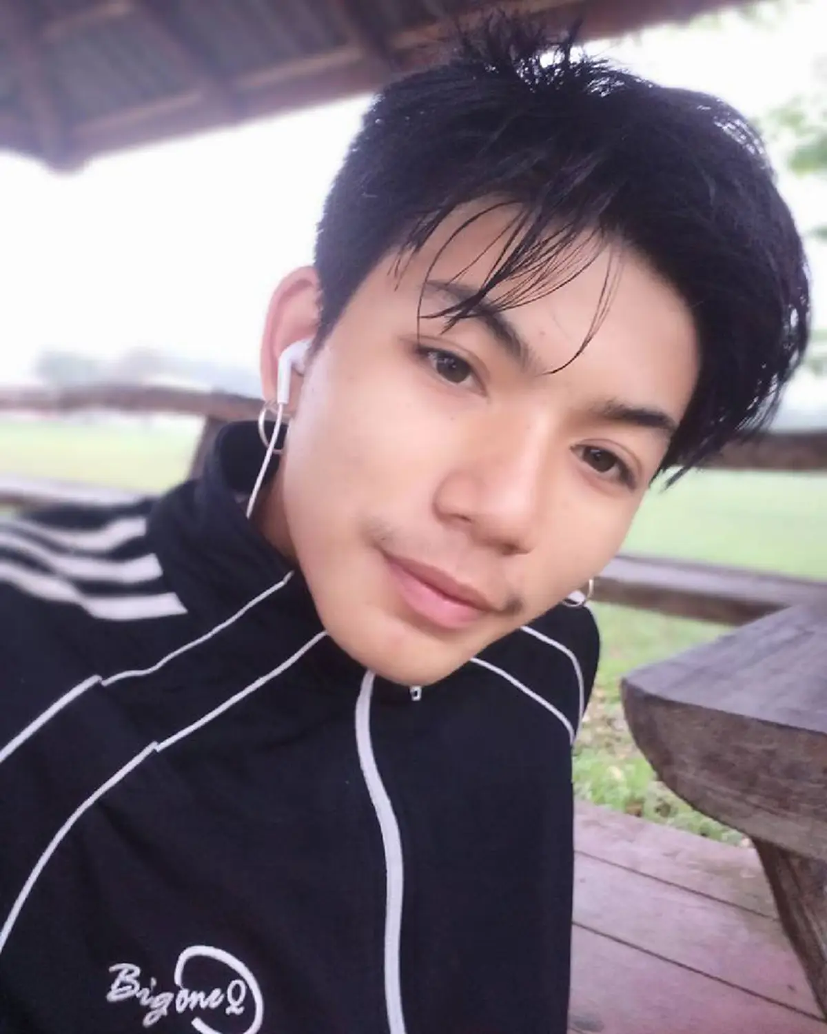 ***ชาวเน็ตแห่แชร์รัวๆ !! "พ่อค้าขายแมลงทอด" หล่อเวอร์ แซบจนอยากเหมากลับบ้าน งานนี้ทำเอาชะนีเก้งกวางถึงกับใจเต้นระรัว !? (คลิป)