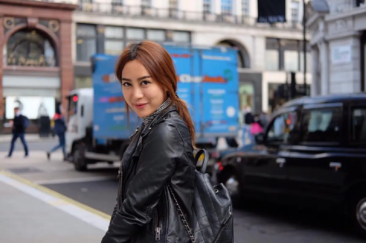 หนุ่มๆตาลุกวาว !!! สาวสวยสุดเพอร์เฟคท์ "วีเจ จ๋า" โพสต์ประกาศหาคู่ผ่านโซเชียล ท่าทางจะคิวยาวเป็น 10 กม. !?