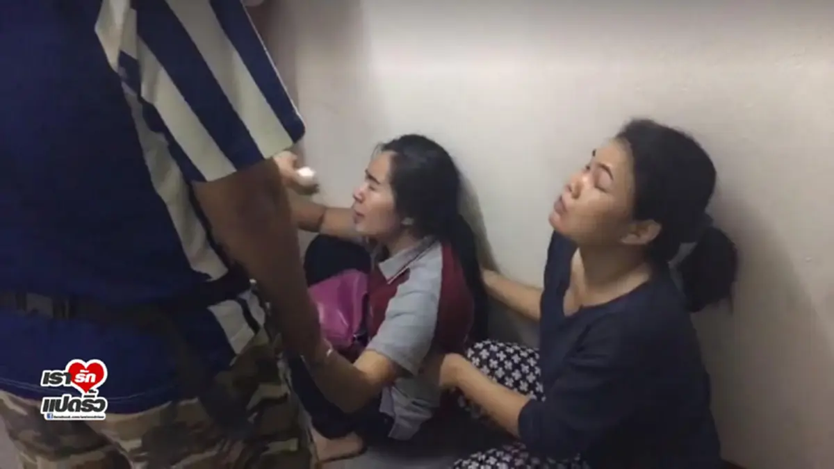 สุดระยำ!!! "รปภ.หนุ่ม" เลือดร้อน ง้อเมียไม่สำเร็จ พกมีด 2 เล่ม บุกกระหน่ำแทงนับสิบแผลเลือดท่วม ชาวบ้านช่วยไล่ล่าส่งตำรวจด่วนๆ!!!