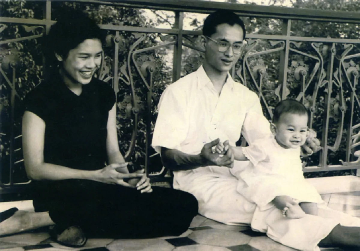 ชายรักแม่..สุดหัวใจ !! พระราชนิพนธ์ใน "สมเด็จพระเจ้าอยู่หัว มหาวชิราลงกรณฯ" บทกลอนสุดซาบซึ้งสะท้อนถึงความรักที่มีต่อ "สมเด็จแม่" อย่างล้นพ้น