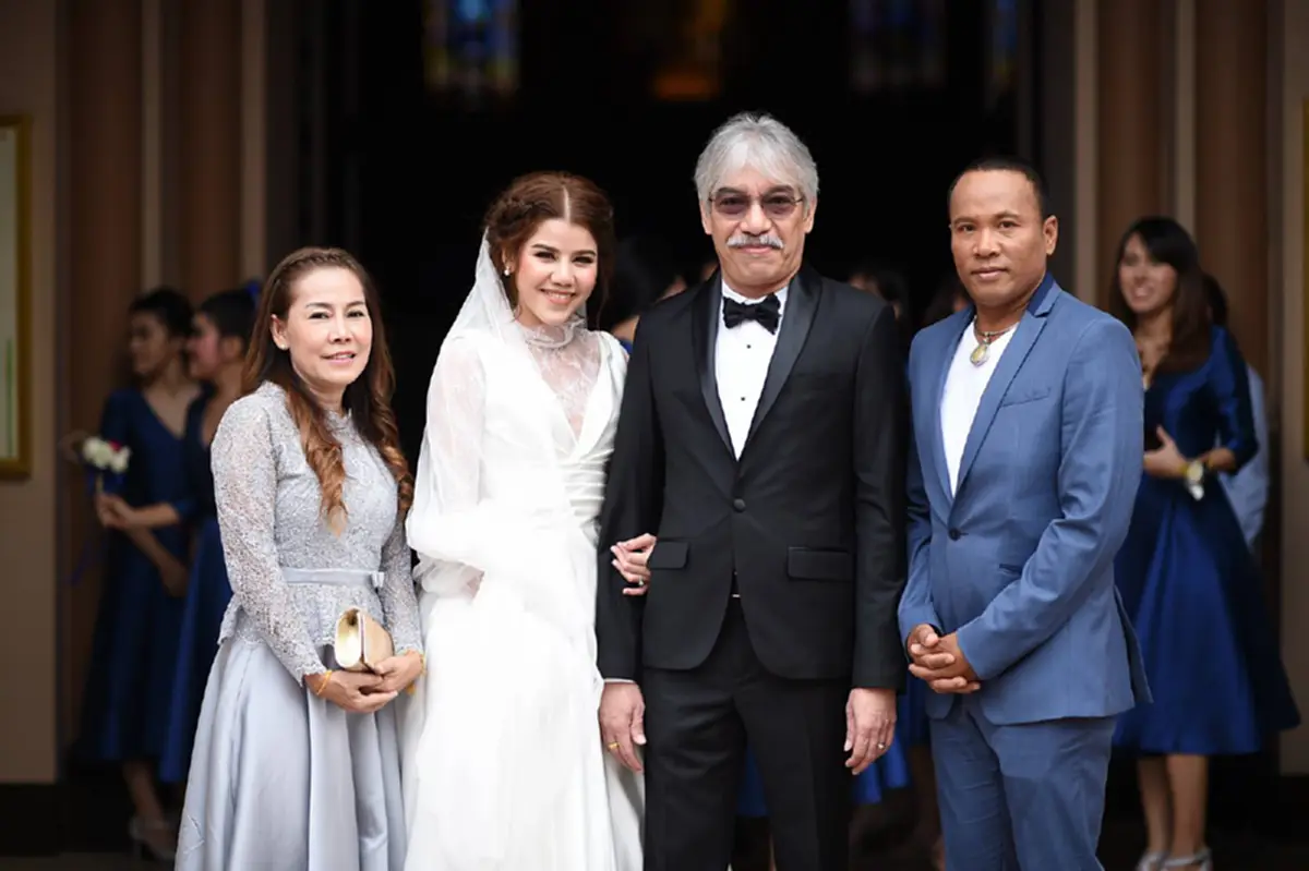 **วิวาห์หวานอีกคู่ !!! "กริช ทอมมัส" ควงแขนแฟนสาวรุ่นลูก "น้องอาลิส" จัดพิธีมงคลสมรสแบบหวานชื่น ! งานนี้ทำเอาชาวเน็ตอิจฉากันถ้วนหน้า