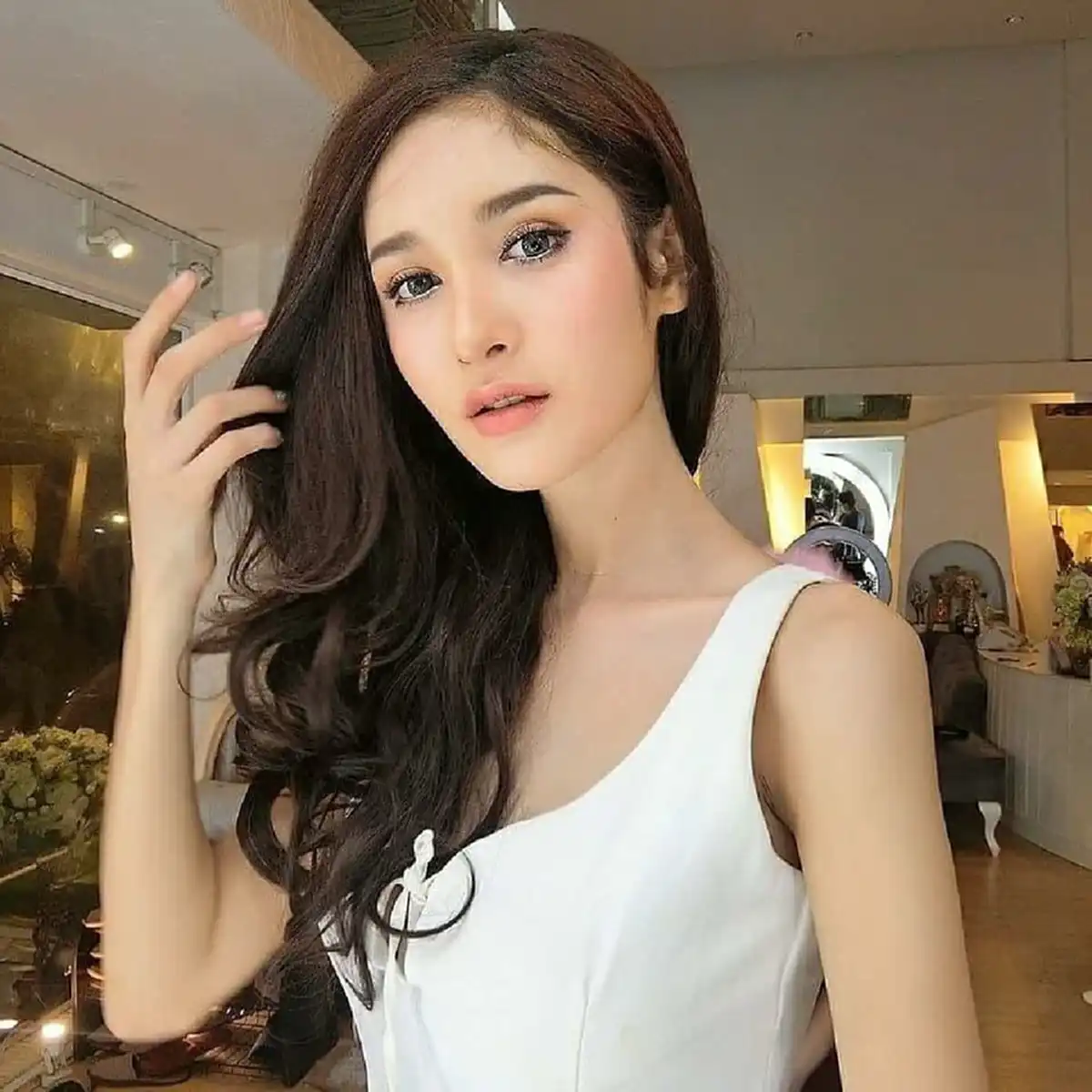 #ตะลึงตาค้าง!! เห็น "สาวสวย" ใส่ชุดน.ร." โพสต์ภาพลงโซเชียล คิดว่าไม่มีอะไร แต่พอไปส่องข้างใน ถึงกับขยี้ตารัวๆ เคยเป็น "นักเรียนชาย" มาก่อน!!