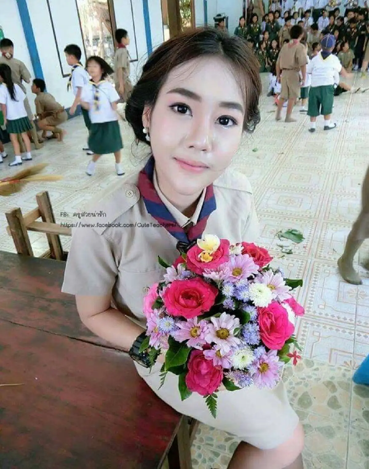 แชร์สนั่นโซเชียล! ต้อนรับ "วันครู" ปี 2561 กับ 20 ภาพ ครูสาวสุดน่ารัก