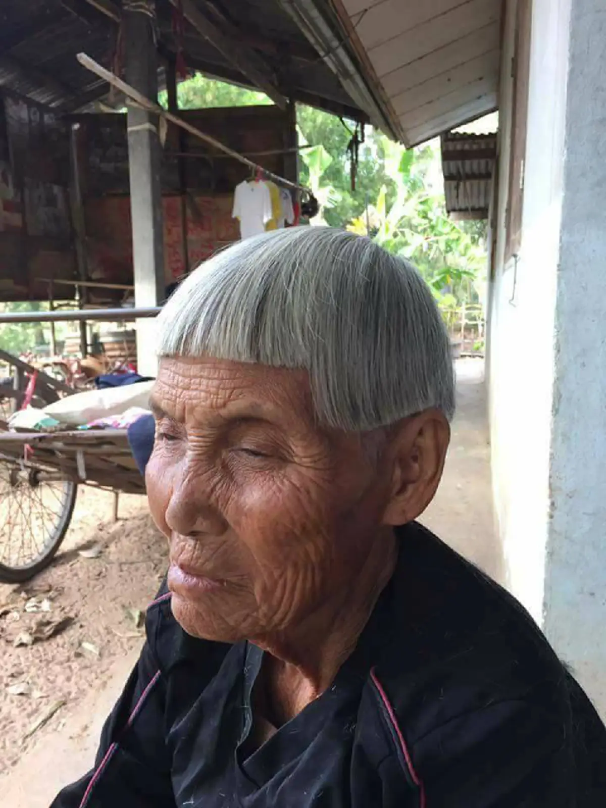 #โอ๊ยตะลึงตาค้าง!! ลูกชายตัดผมให้แม่ "ทรงม้าเต่อ ยกสูงเก๋ๆ" ผลลัพธ์ที่ได้ พีคเกินคาด ขำกรามแทบค้าง !! (ชมคลิป)