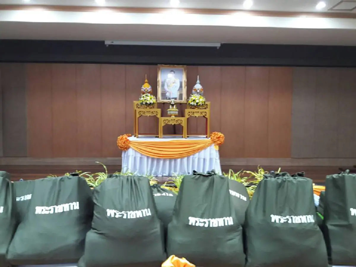 ด้วยพระบารมี!! สมเด็จพระเจ้าอยู่หัวฯ ทรงพระราชทานเครื่องอุปโภคบริโภคแก่ผู้ประสบอัคคีภัย สุดอัศจรรย์..พระบรมฉายาลักษณ์ "ในหลวง ร.๙" ไม่ไหม้!!