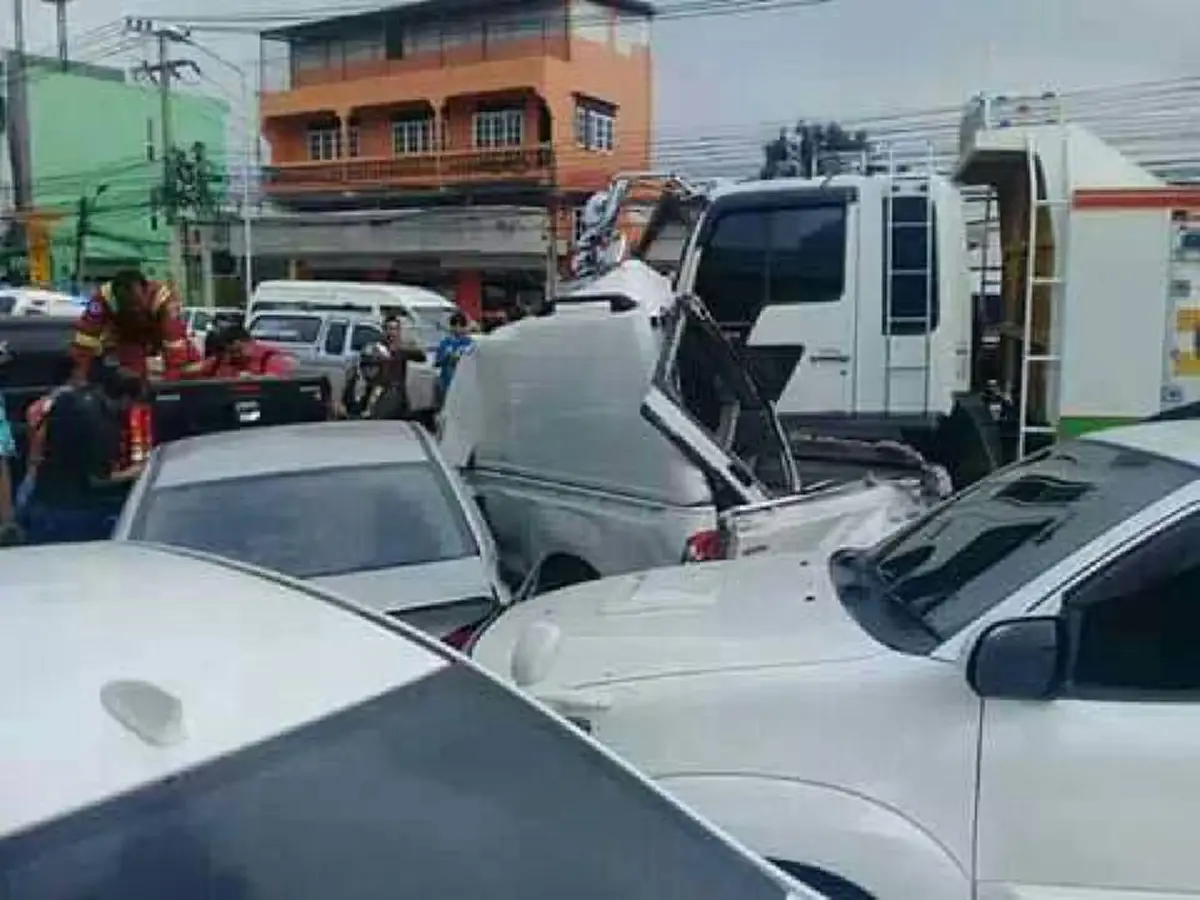 วินาศสันตะโร!!รถบรรทุก เบรกแตก กวาดรวด 9 คัน เคราะห์ดีไม่มีผู้เสียชีวิต (รายละเอียด)