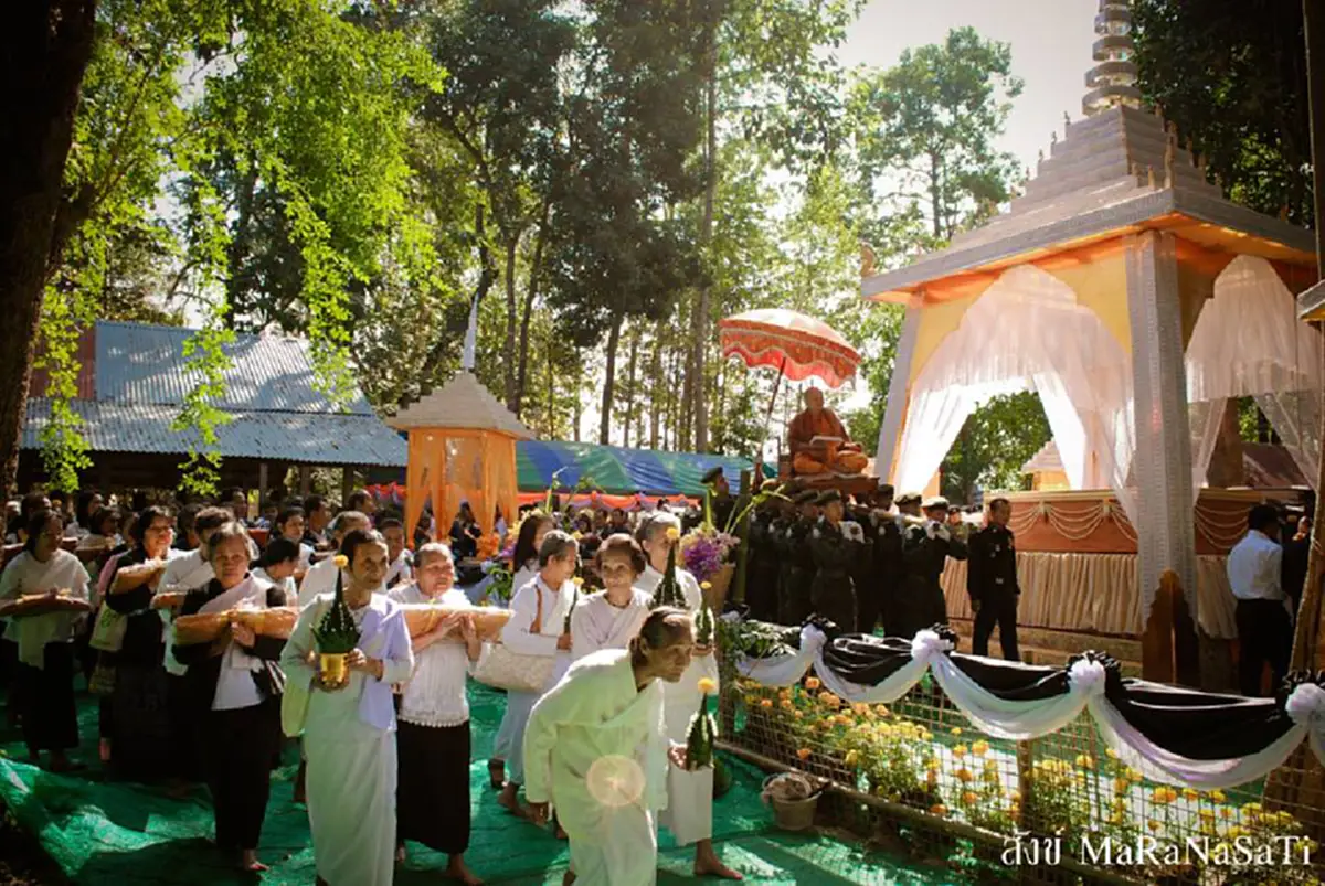 ด้วยแรงศรัทธาอันเลื่อมใส !!!  พิธีเคลื่อนสรีระสังขาร "หลวงปู่สังข์" พระเกจิชื่อดังแห่งเมืองอีสาน ศิษย์ยานุศิษย์ต่างร่วมพิธี  (ภาพ)