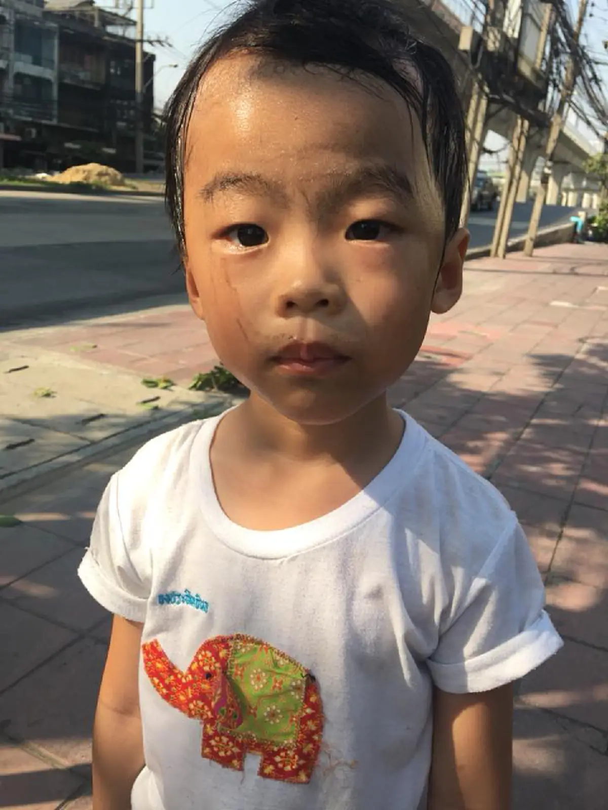 เลี้ยงลูกสุดสตรอง! เมื่อลูกน้อยบ่นไม่อยากไปเรียน พ่อกับแม่เลยให้ทำงานเก็บขวดขาย สุดท้ายร้องเหนื่อย ร้อน ขอกลับไปตั้งใจเรียนดีกว่า! (มีคลิป)