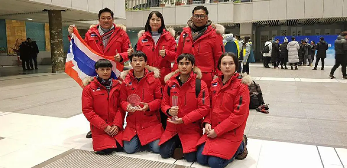 กระหึ่มโลก!! เด็กไทยสุดยอด คว้ารางวัลชนะเลิศการแข่งขันแกะสลักหิมะนานาชาติ ณ ประเทศจีน และเป็นแชมป์สมัยที่9 ของประเทศไทย (คลิป)