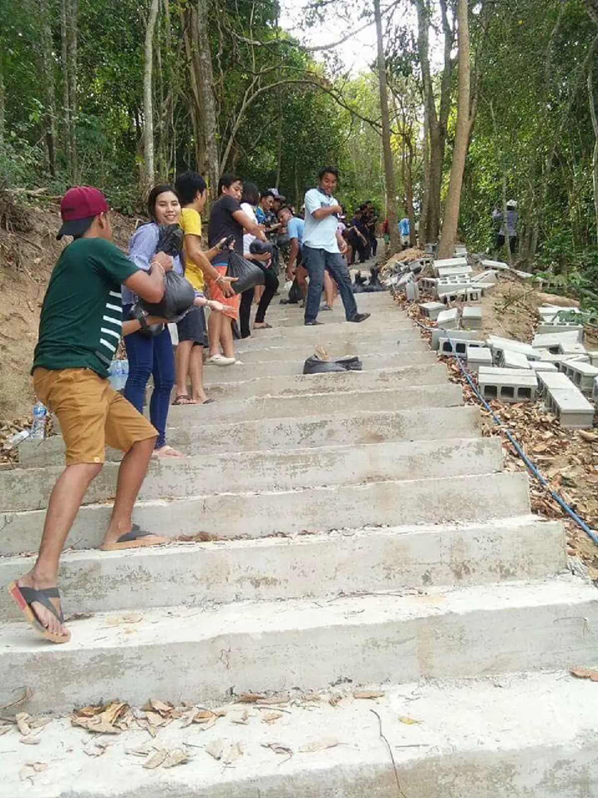 พลังแห่งศรัทธา! ชาวบ้านรวมใจ ช่วยกันขนทรายขนปูนขึ้นบันได 300กว่าขั้น เพื่อสร้างบันไดที่วัดเขาตะแบก (ชมภาพ)