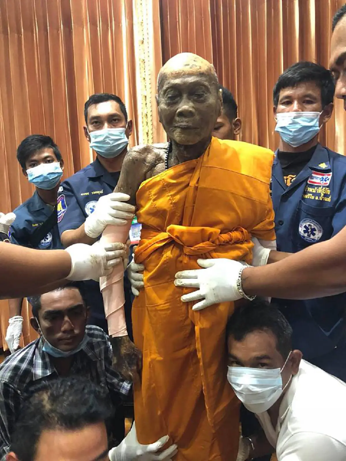 อัศจรรย์บารมี..สังขารไม่เน่าเปื่อยใบหน้ายังยิ้มแย้มประดุจดั่งมีชีวิต "หลวงพ่อเพี้ยนวัดเกริ่นกฐิน"ลูกศิษย์ร่วมเปลี่ยนจีวรหลังละสังขารสองเดือน