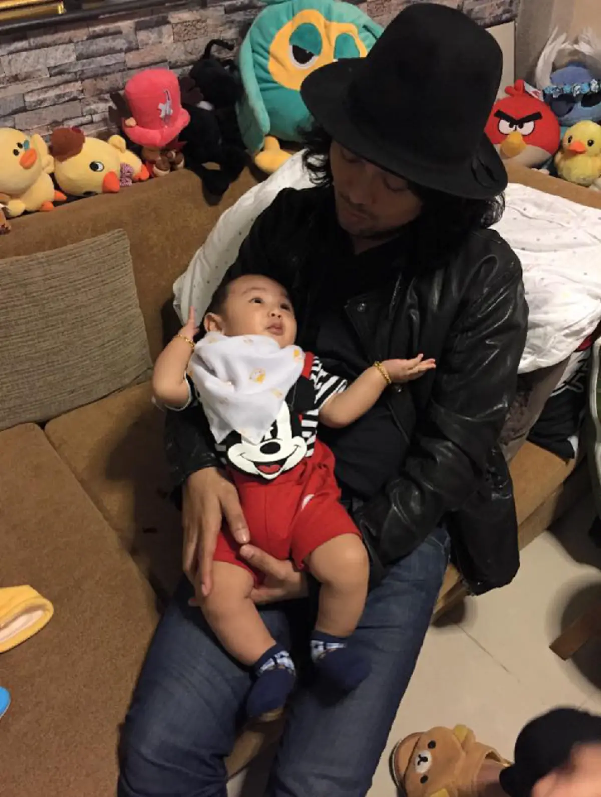 มุมอบอุ่นก็มีนะ!"เสก โลโซ"โพสต์ภาพอุ้ม"น้องลีออง"เเต่เเฟนๆกับโฟกัสสายตาร็อกเกอร์หนุ่มที่มอง"แซนวิช ปภาดา"ก่อนคอมเมนท์รัวๆเฟซบุ๊กเเทบเเตก!