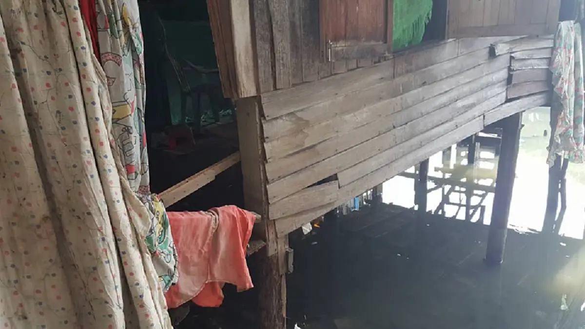ยิ่งกว่าบ้านร้าง !!! สุดสังเวช"ยายชรา"ถูกขังเดียวดายในบ้านเก่าสภาพสุดโทรม ซ้ำเอาโซ่ล็อคหน้าประตู....ทนดูดายไม่ได้จริงๆ! (มีคลิป)